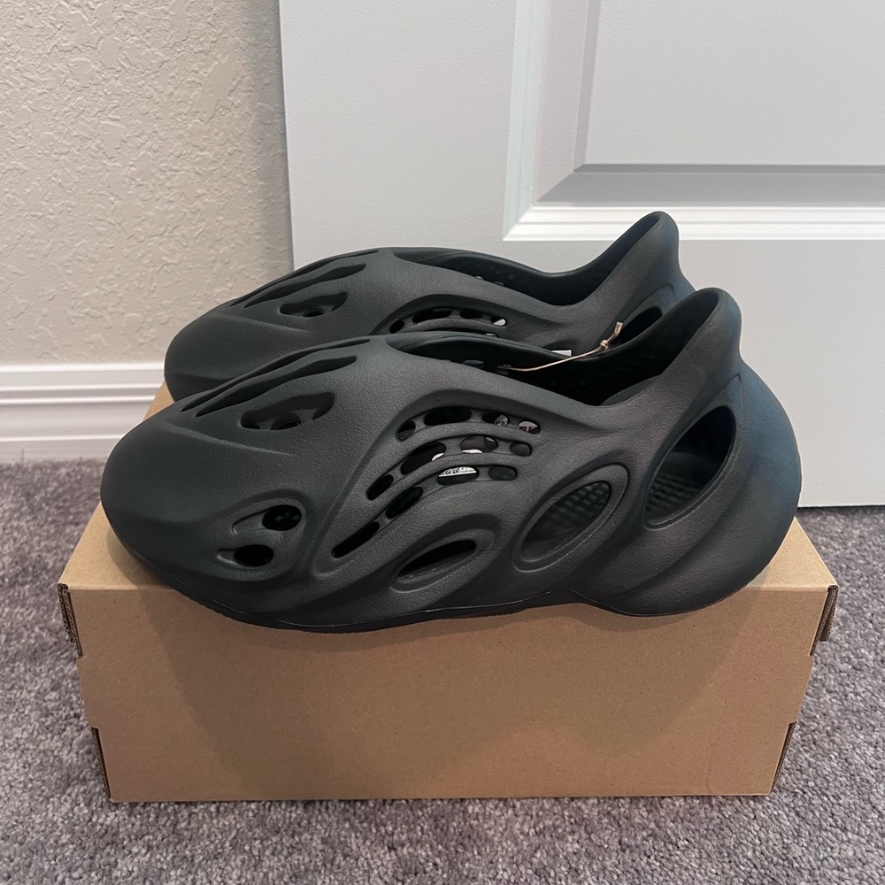 Yeezy foam RNR - Picture 2 of 3